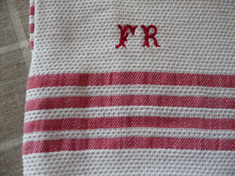 1 Ancienne  Serviette nid d'abeille  coton blanc  liteaux rouges ( ref 5 ) - Photo 2/4
