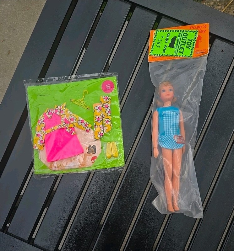 SET: New Vintage 1973 - Pose 'n Play - Skipper Doll  AND  New Daisy Crazy Outfit