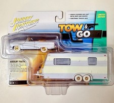 Johnny Lightning 164 Tow Go 1953 Buick Super Wcamper White Lightning