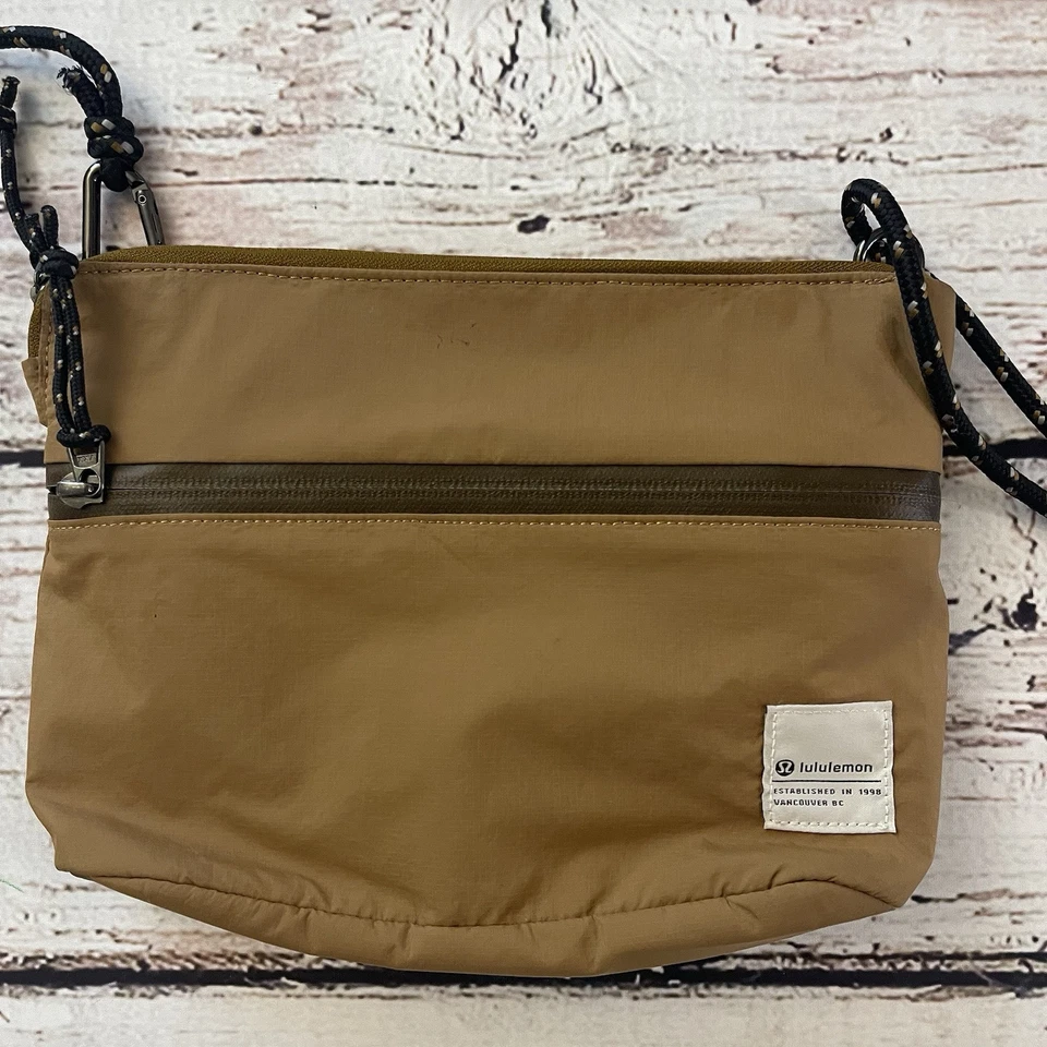 Bolso Bandolera Lululemon Parche Logo 2.5L Beige Audaz Senderismo Aire Libre Verano Foto 3 de 4