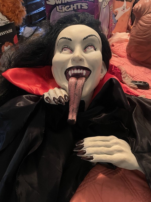 Very Rare Spirit Halloween Mario Chiodo Studios Vampiress Head Clinger 2004