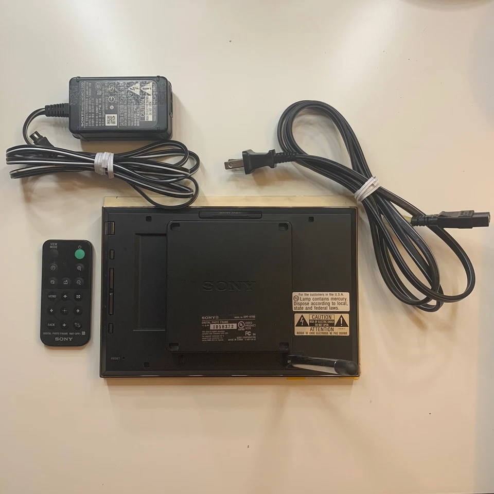 Sony S-Frame 7" Digital Photo Frame w/Remote {DPF-V700} - Image 2 of 3