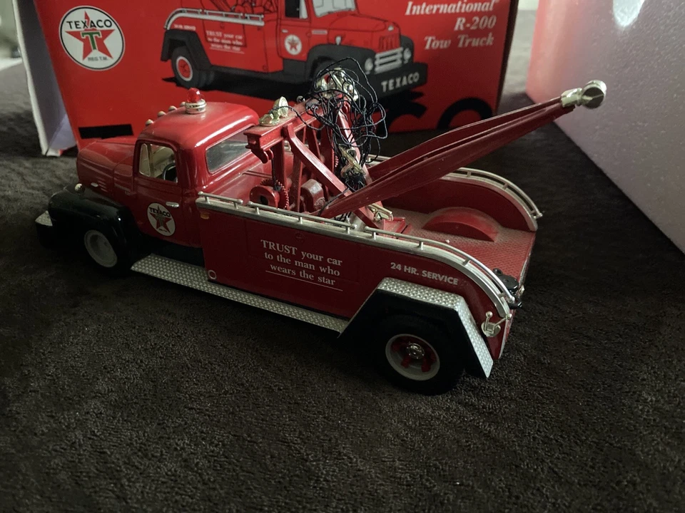 FIRST GEAR TEXACO 1957 INTERNATIONAL R-200 TOW TRUCK RED & BLACK No Box 18-2160 - Image 3 of 4