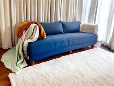 TERRA. Divano letto su pavimento salva spazio realizzato al centimetro