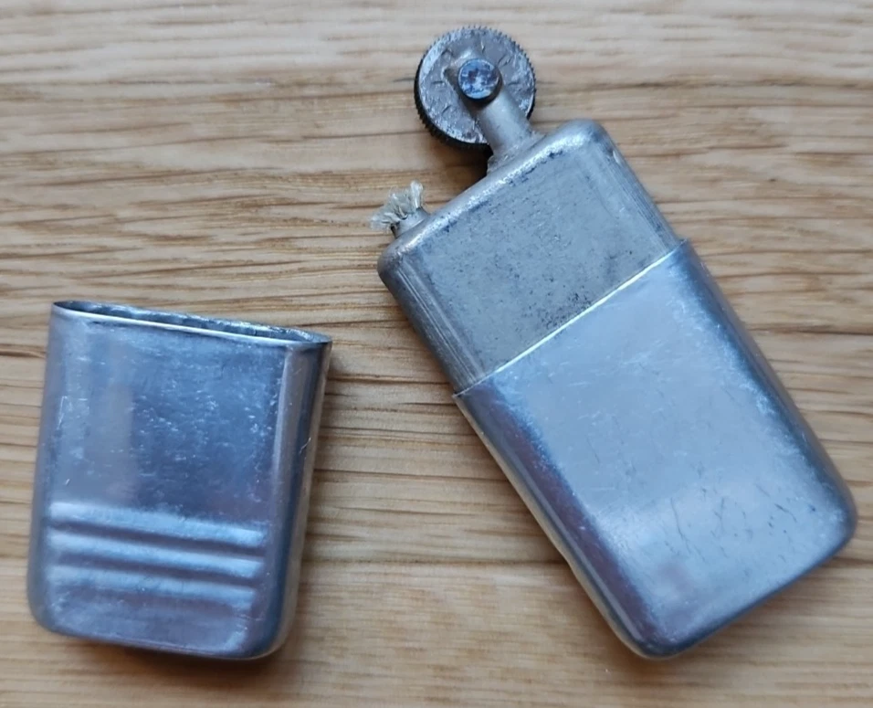 Altes DDR Benzin Feuerzeug Ostalgie Vintage Neu unbenutzt mit Zündstein Reibrad - Bild 1 von 4