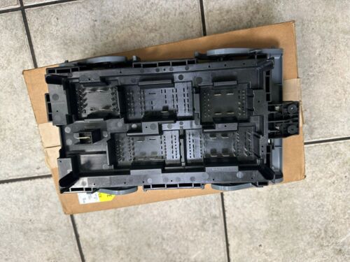 Genuine New Engine Fuse Junction Block Box 22798217 For GMC Yokon Escalade Yokon - Picture 1 of 10