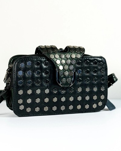 Schwarze Leder-Schultertasche mit Nieten und drei Taschen - Bild 2 von 5