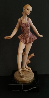 Resin Ballerina Figur auf Carrara Marmorsockel
