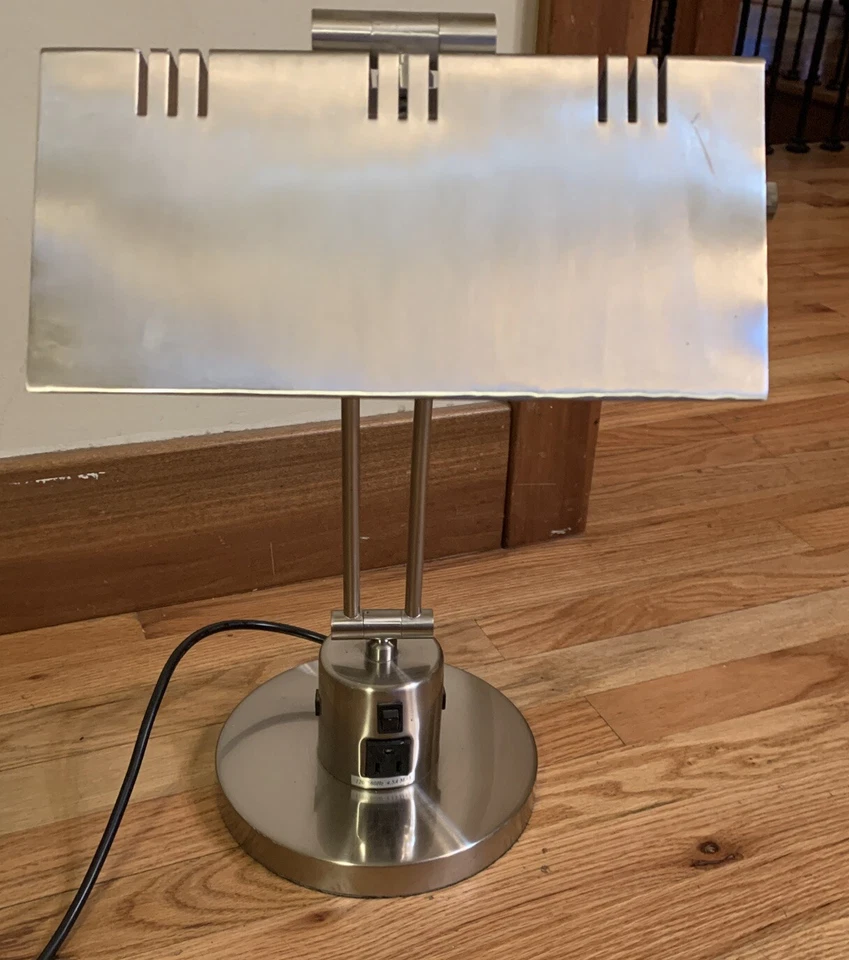 Hampton Bay 14,75 pulgadas Lámpara de escritorio con acabado de acero cepillado con enchufe en la base - E306 Foto 2 de 4