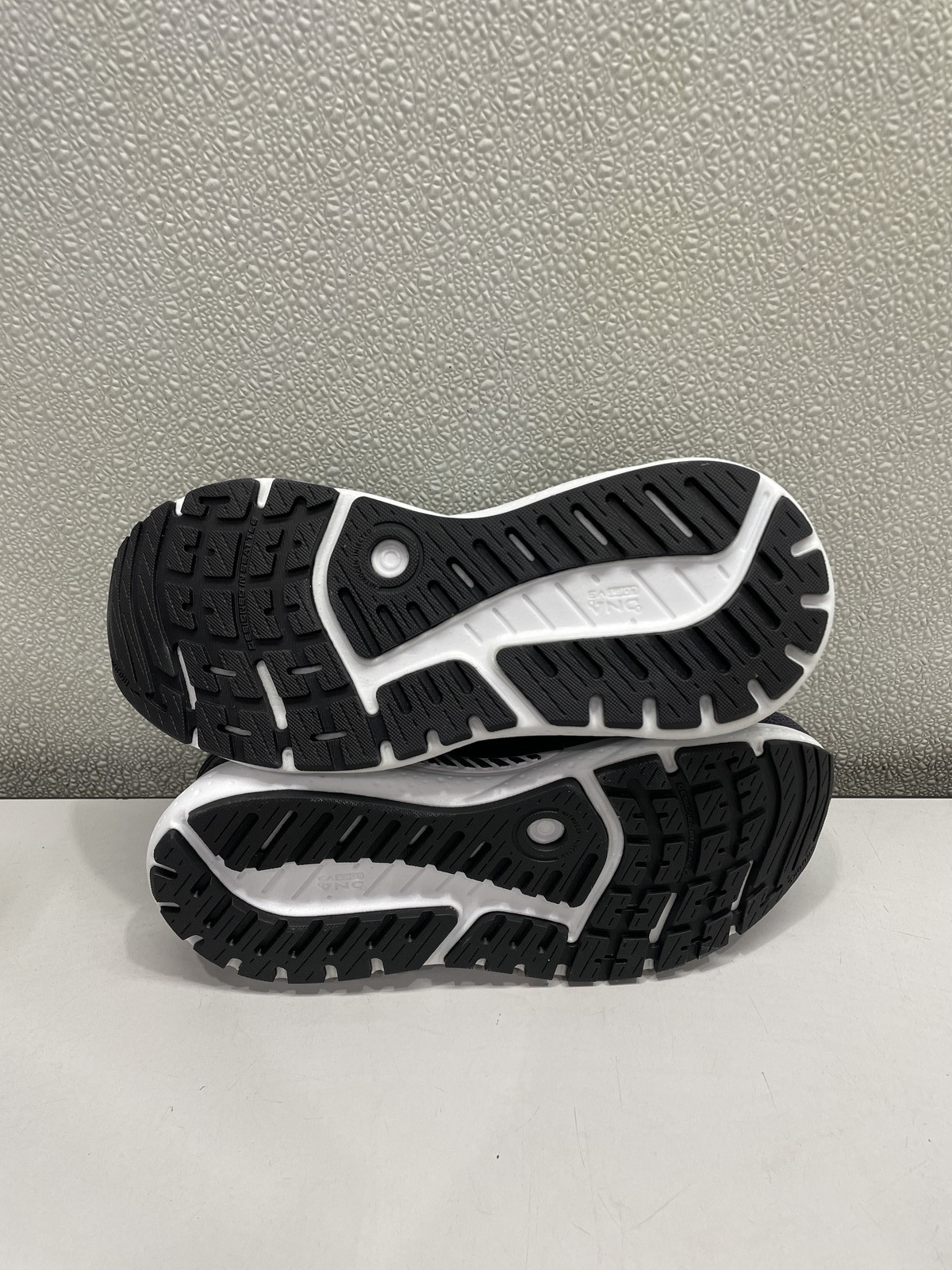 Brooks Ariel GTS 24 Running Shoes Women's US 8B In Ebony, Black & White thumbnail 10