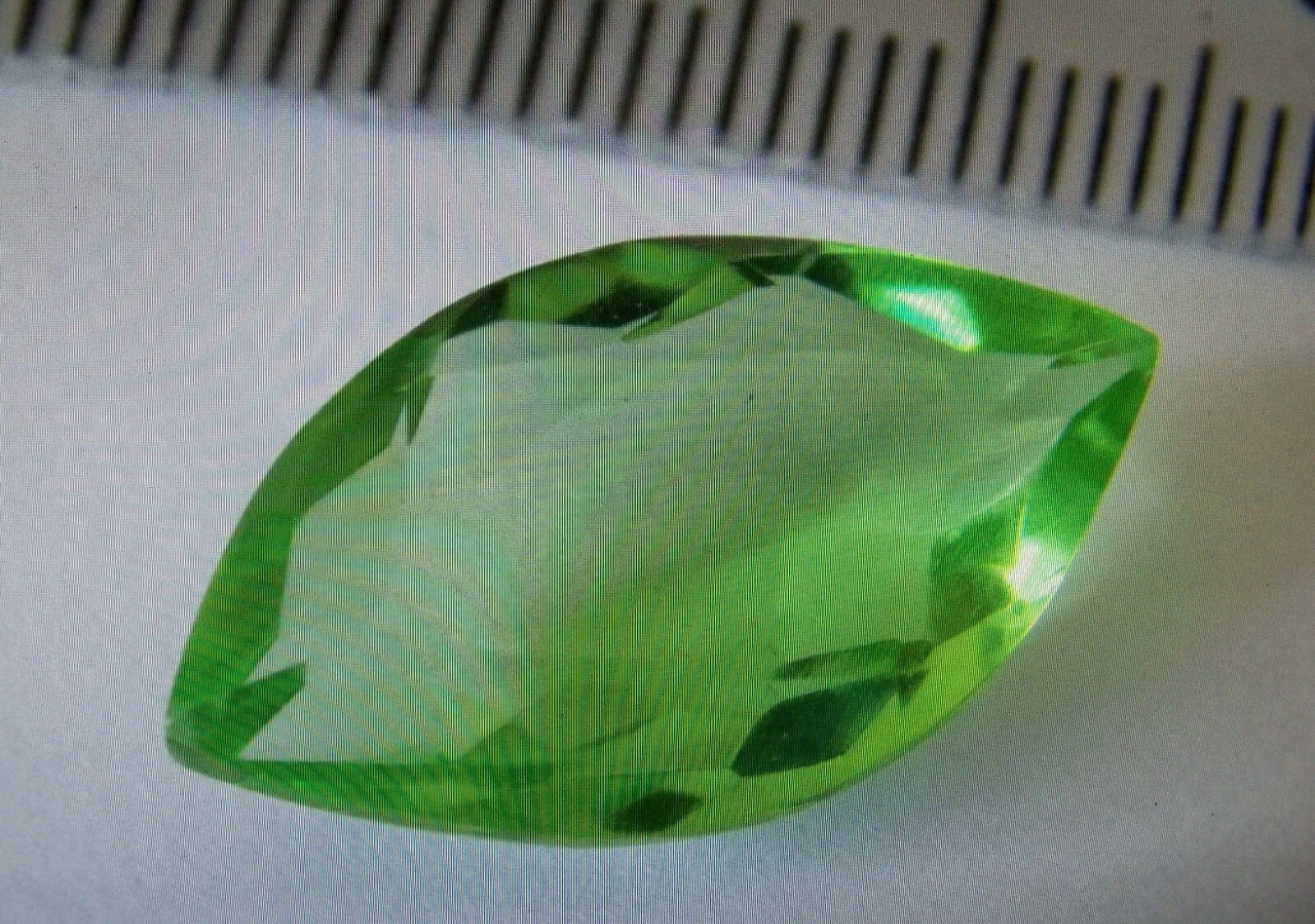 Topaze verte marquise du Brésil de 9,90 carats pour lithothérapie