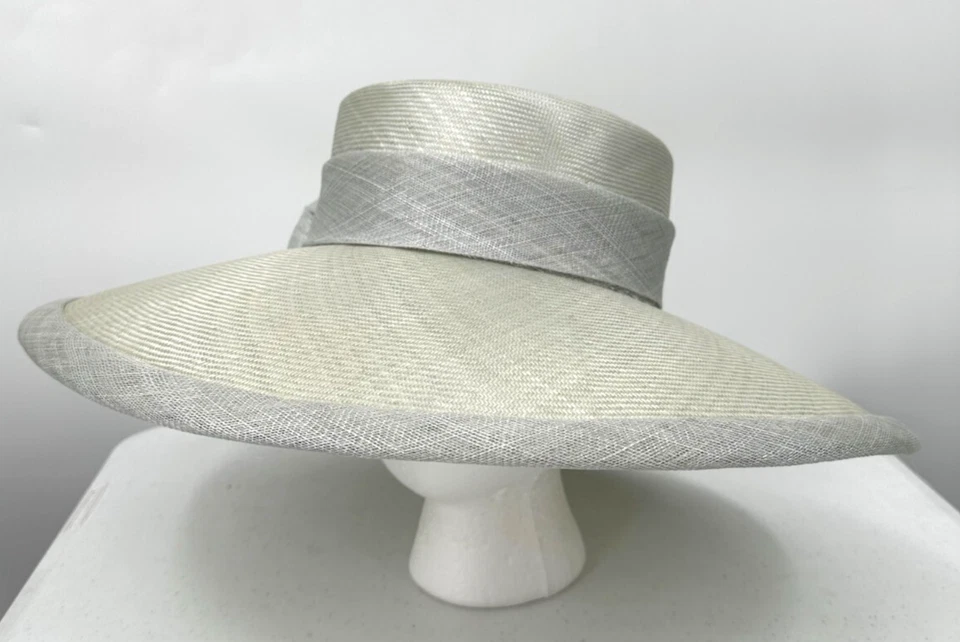 Sombrero especial personalizado de ala ancha de tela plateada Suzanne Couture Millinery para mujer Foto 4 de 4