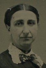 WOMAN WITH DARK FEATURES. TINTED TINTYPE, PERIOD PAPER MAT.