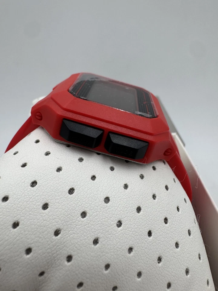 Reloj deportivo PUMA Remix para hombre, LCD digital negro, correa de poliuretano roja, fecha del día Foto 3 de 4