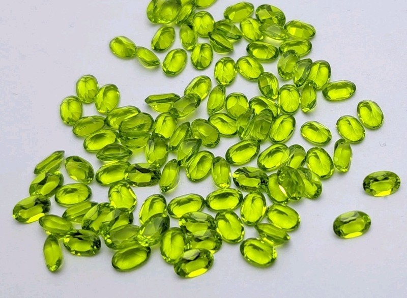 100 Pieces Peridot Green Color 6x4mm Oval Synthetic Stones CZ Cubic Zirconia