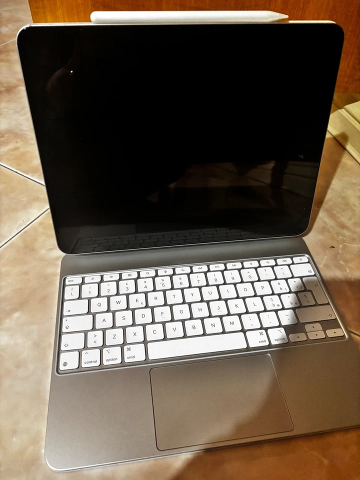 Apple ipad pro 13 2024 Apple Pencil e keyboard  - Immagine 2 di 4