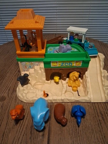 Vintage 1984 Fisher Price Little People ZOO Toy Playset #916 with Animals