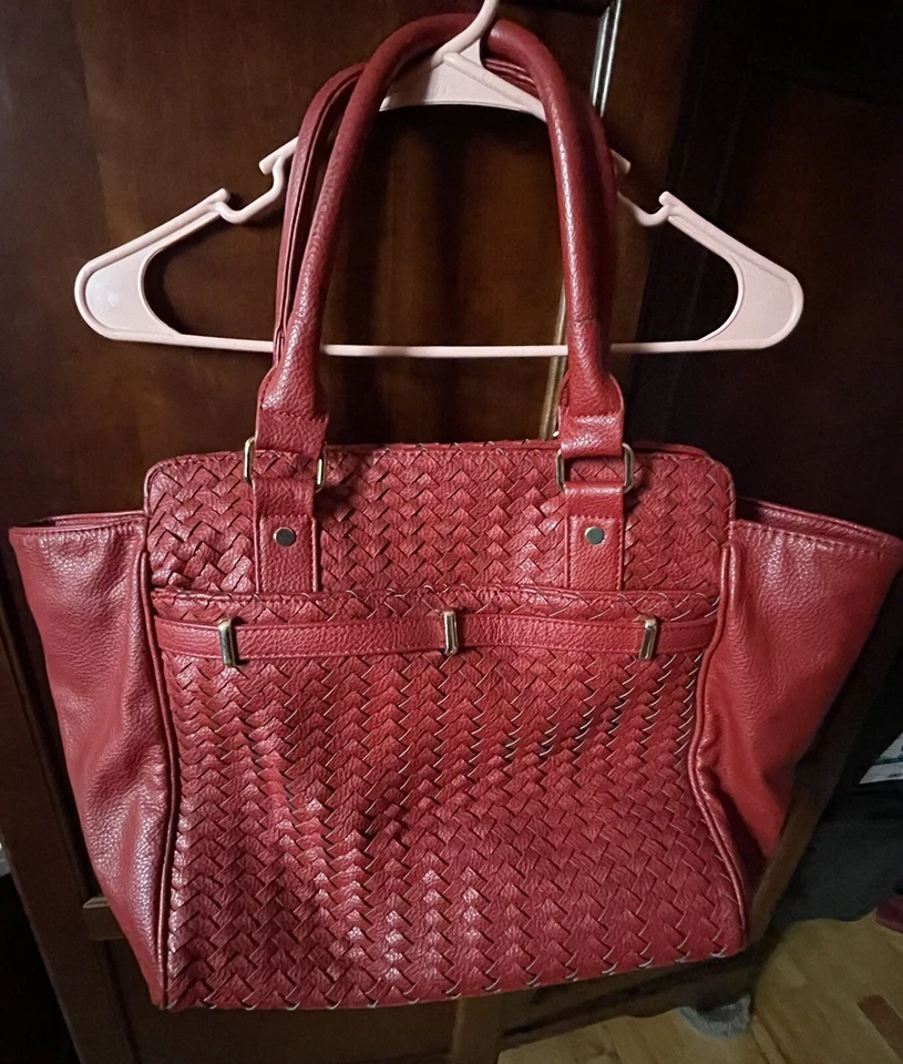 Hermoso bolso de mano Deux Lux tejido espacioso en rojo con herrajes dorados / 21 X 12 Foto 2 de 4