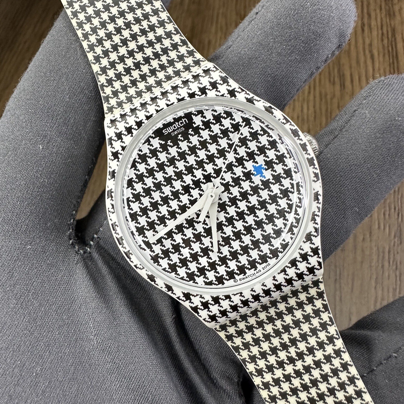 NEW✅ LIMITED✅ Swatch CHICKEN RUN White Black Print Silicone Watch SUOW138