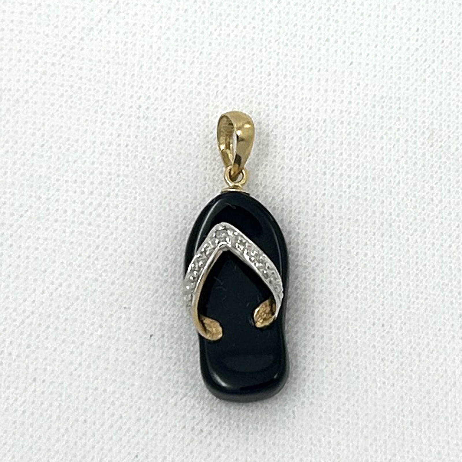 SAOLA Collana con ciondolo infradito in oro giallo massiccio 14 kt con diamanti e onice nera