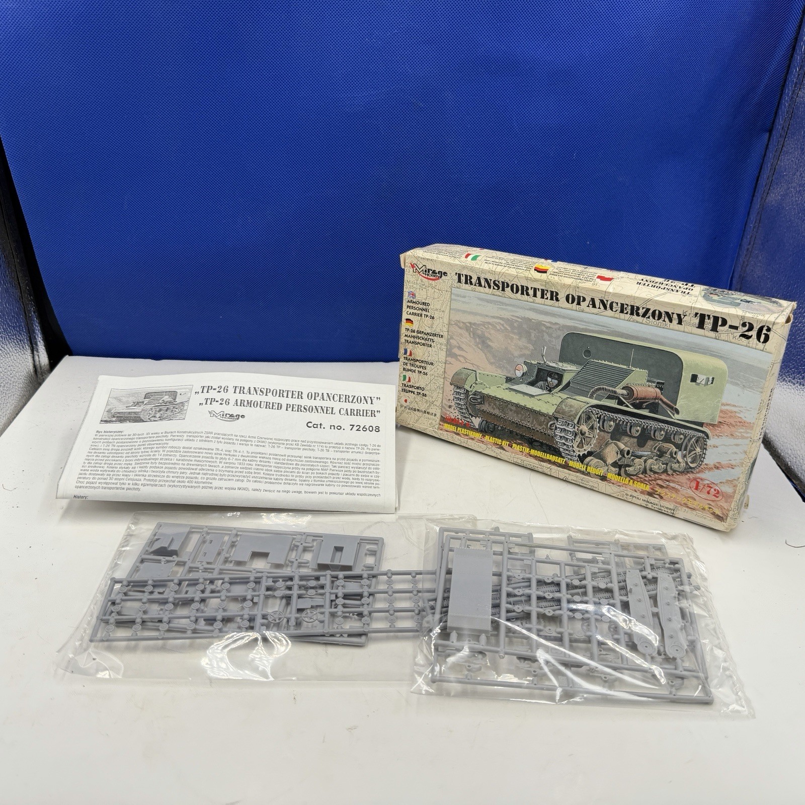 Mirage 72608 Armored Personnel Carrier TP-26 Transporter 1:72 Tank Kit