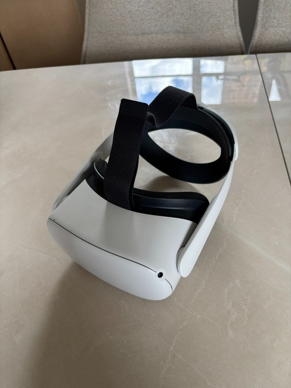 Oculus Quest 2 128GB Standalone VR Headset White with 2 Controllers
