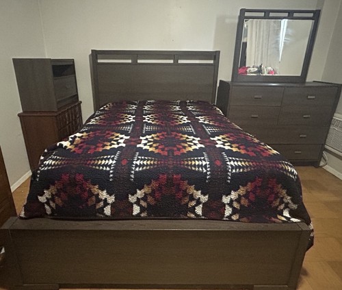 Modern Brown Wood Bedroom Set with Bed, Dresser, Mirror, Nightstand