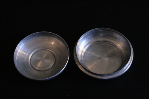 ancienne boite ronde poudre? aluminium ciselé poli médaillon femme fin XIX ème - Picture 7 of 10