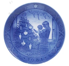 Royal Copenhagen 1981 Christmas Plate "Admiring the Christmas Tree" Mint