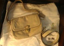 COACH PEARL CUERO con BOLSO FORRO CORAZÓN ROSA