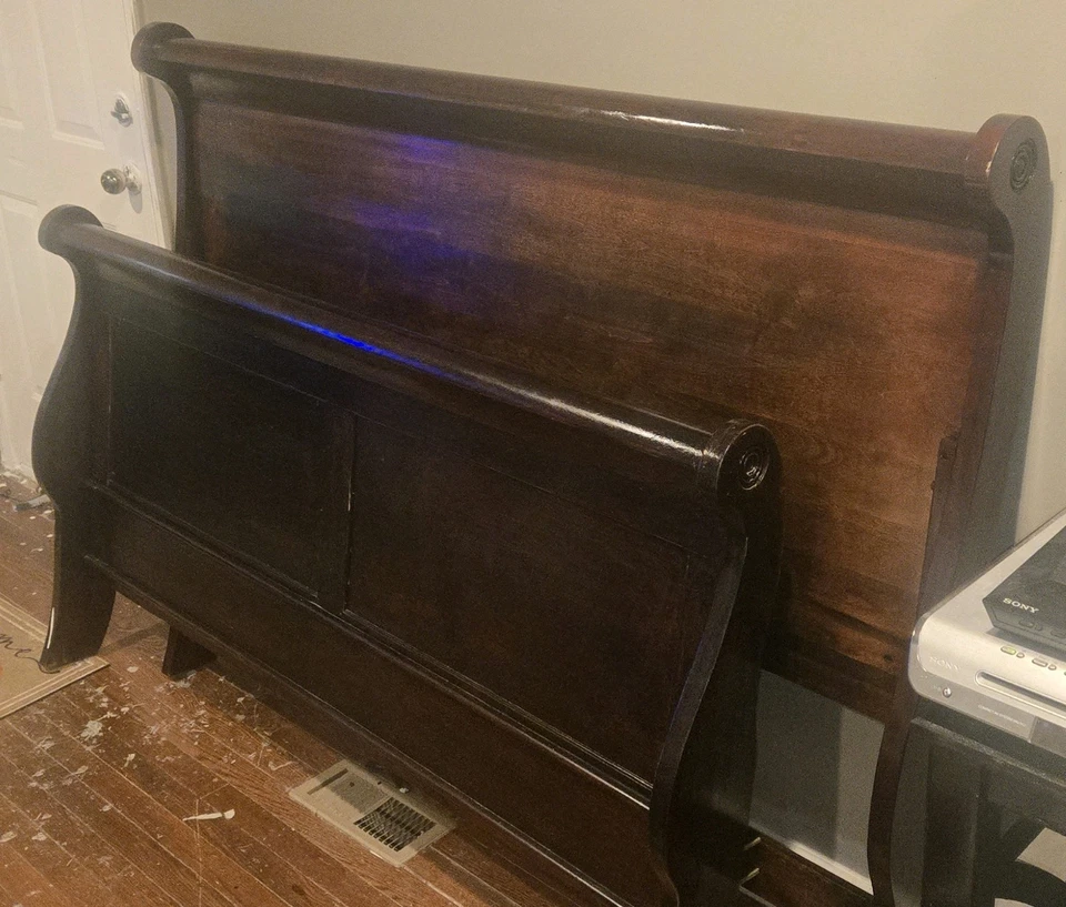 Marco de cama antiguo king de madera maciza de mediados de siglo. Cabecero estribo, solo. Foto 2 de 4