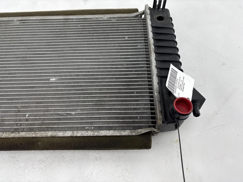 Conjunto de radiador de refrigeración del motor Ford Taurus 1996-2007 OEM Foto 3 de 4