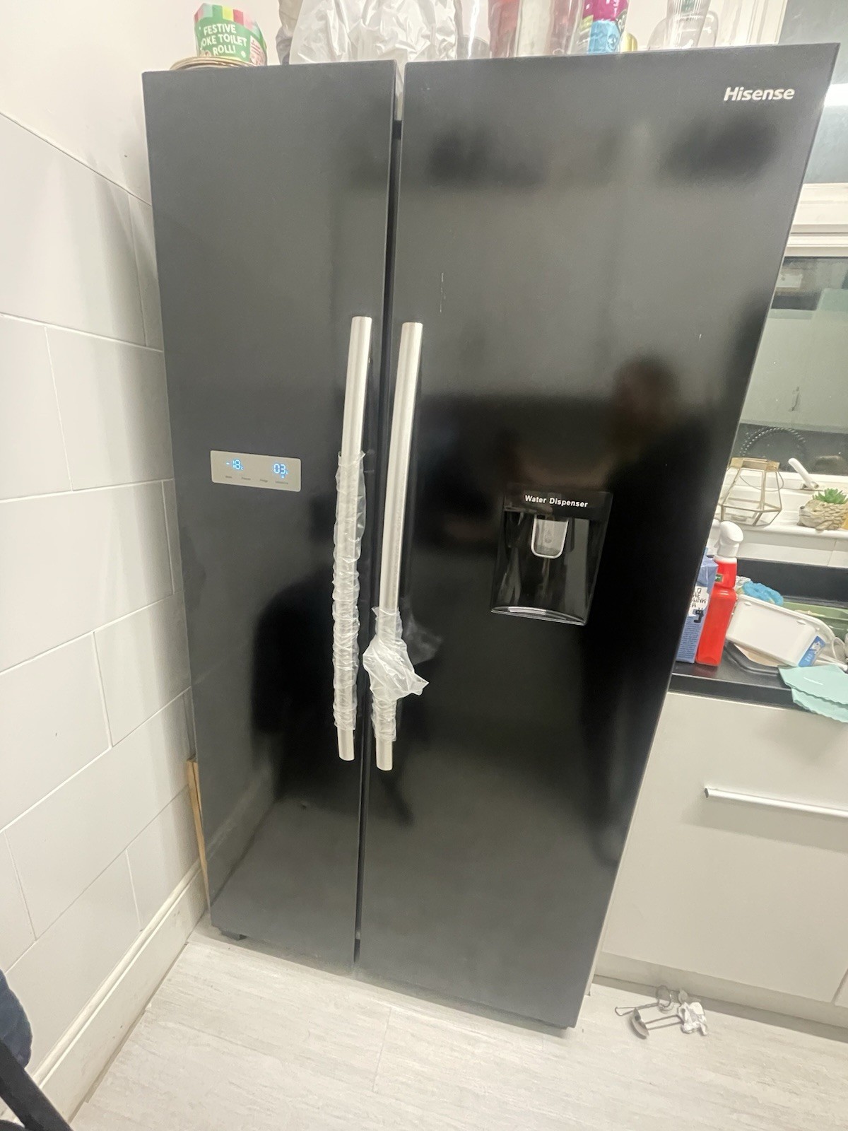 Hisense American Style 2-Door Fridge Freezer with Water Dispenser