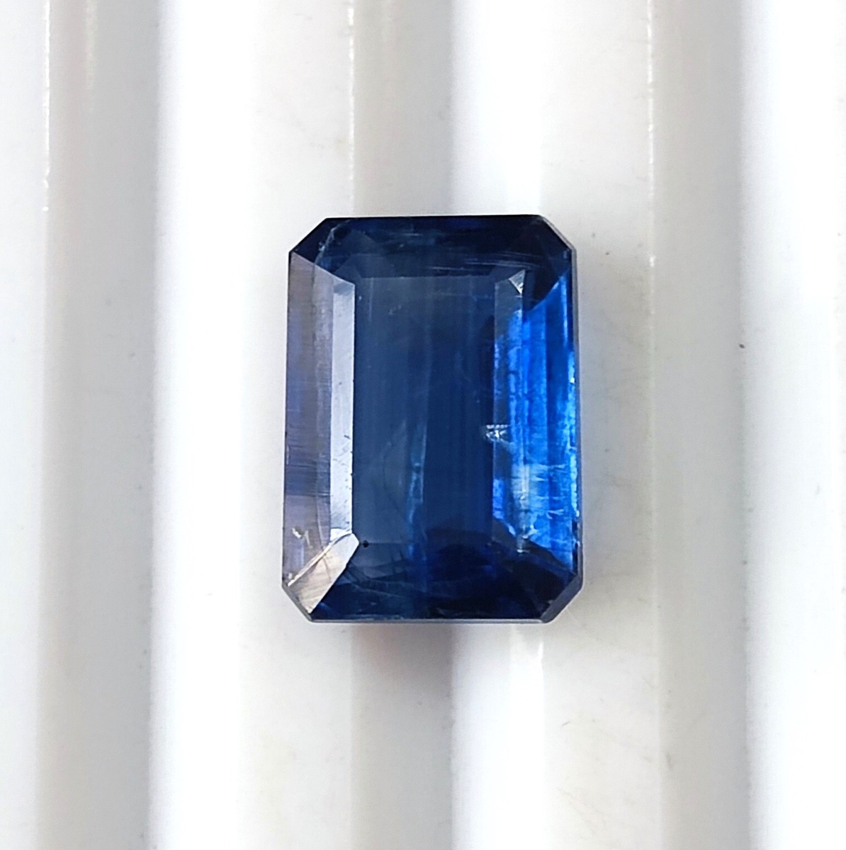 自ら作った石です 3.80 Cts Natural Blue Kyanite 10.4X7.6 mm Emerald Cut Faceted