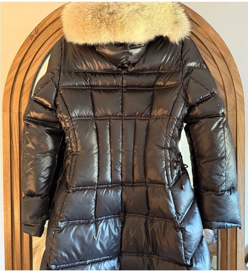 Abrigo acolchado con capucha negro Dawn Levy Cloe lazos ajustables ribete de piel genuina M Foto 2 de 4