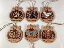 6 decoraciones de madera para árboles de Navidad de Harry Potter: plataforma Hedwig Golden Snitch