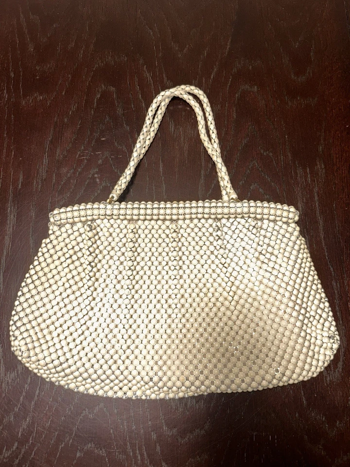 Винтажная сумочка Whiting Davis из алюминия цвета слоновой кости белая сумочка металлическая сетка на молнии ар-деко - Изображение 2 из 3