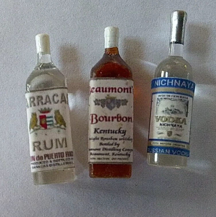 Juego de 3 botellas de licor miniatura para casa de muñecas - ron - vodka - bourbon escala 1:12 Foto 3 de 3