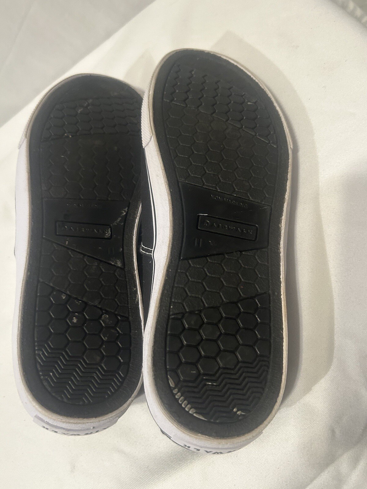 AIRWALK Canvas Skateboarding Shoes Mens Size 11 Black w/ White Trim Low Top NWOT