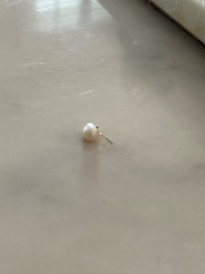White pearl earring only one and I don t know if it s real or fake I found it