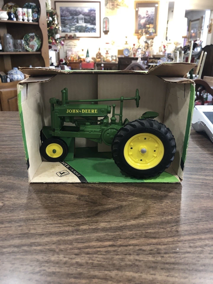 Trator ERTL John Deere 1934 modelo A escala 1:16 dianteiro estreito fabricado nos EUA - Imagem 2 de 4