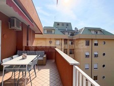 Divano angolare per esterno con cuscini, tavolo e sedie da esterno