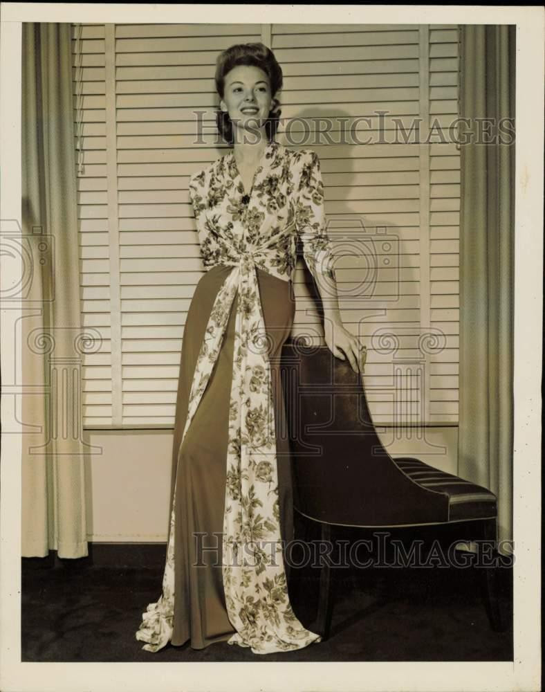 1940 Press Photo Model poses in a dramatic hostess gown design - nei07448
