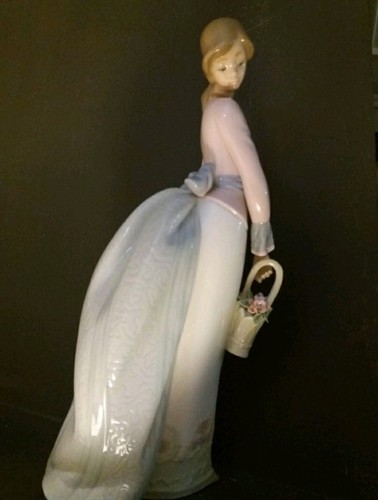 Figura de porcelana de Lladró "Flores de mi jardin" - Imagen 3 de 4