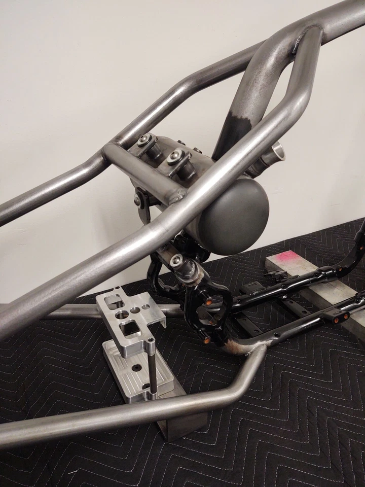 Rastrillo Tinworksinc Sportster 2004-UP 35° cuello de cisne marco rígido asiento abatible hecho en Estados Unidos Foto 3 de 4