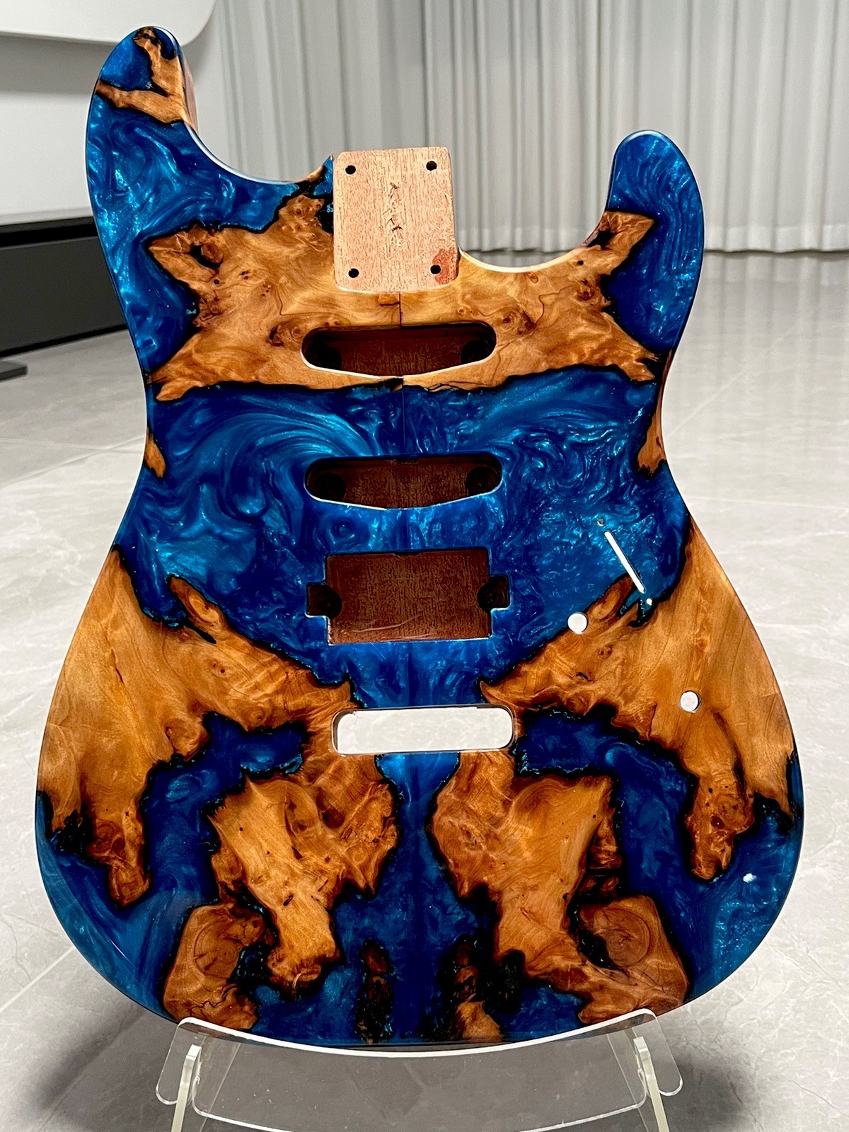 Corpo chitarra 5A fatto a mano resina blu legno mogano burl venatura legno finitura artistica foto 3