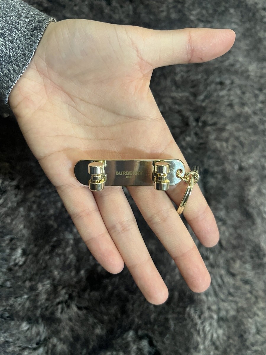 ◇新品未使用 BURBERRY バーバリー スケートボード キーリング チャーム ✓ BURBERRY GIFT BRAND NEW METAL SKATEBOARD KEYRING KEY
