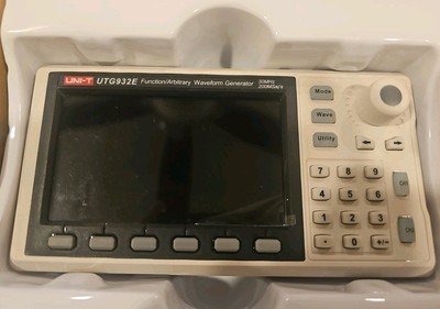 UNI-T UTG932E - Handheld Function/Arbitrary Waveform Generator (2 Channels / 30