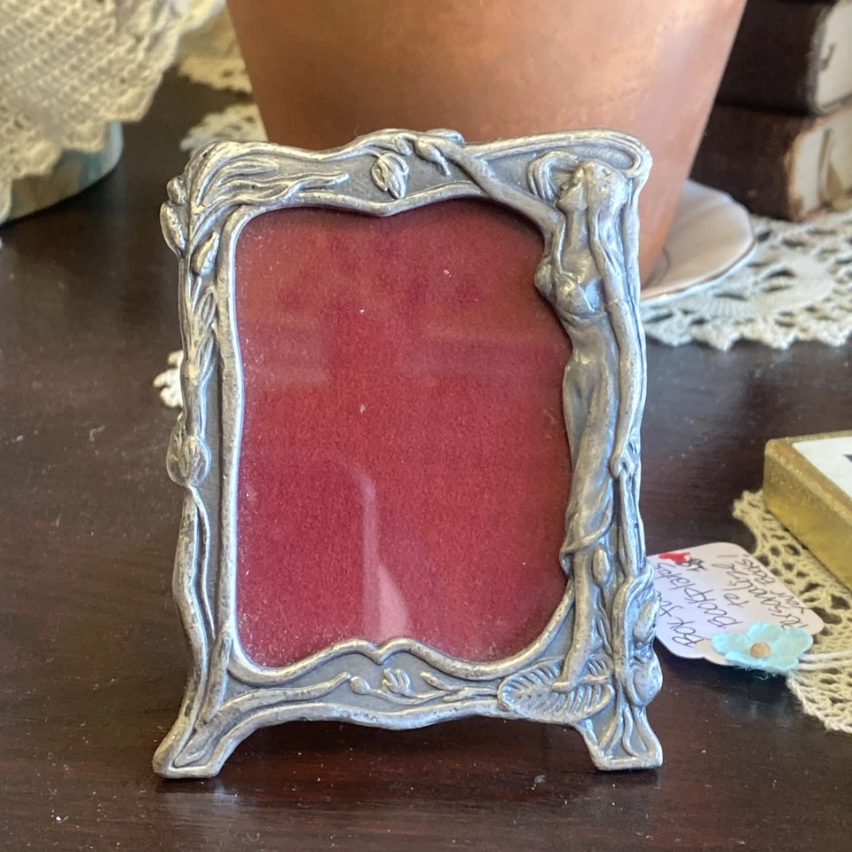 Marco de foto o espejo de flores de dama posando Art Nouveau de colección latón rojo terciopelo trasero Foto 2 de 4