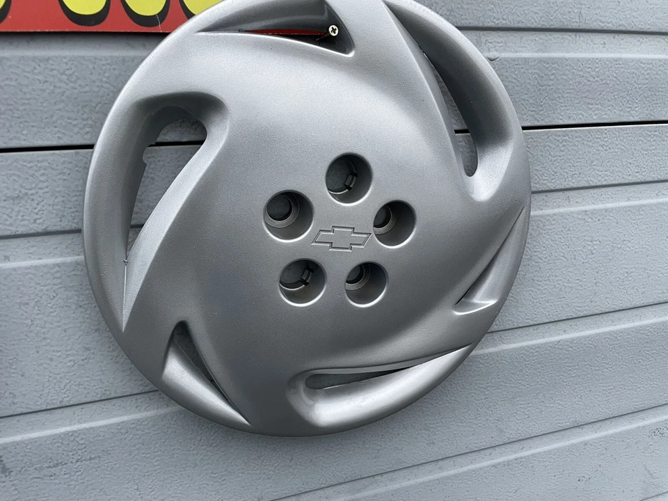 "Chevrolet Cavalier 1992-94 tapacubos originales atornillados, como nuevo usado" Juego 4 Bonito Foto 4 de 4